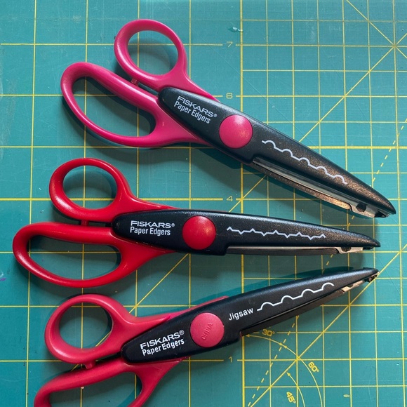 Set of Fiskars Paper Edge Scrapbooking Scissors - Picture 5 of 9